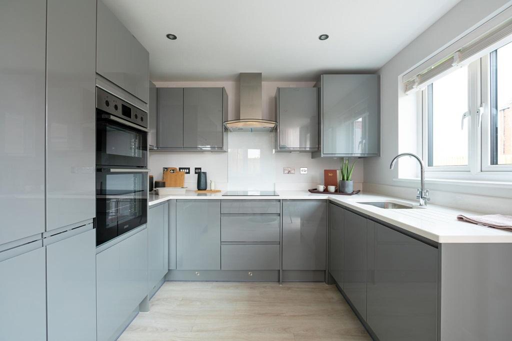 3-sided kitchen with ample worktop and storage...
