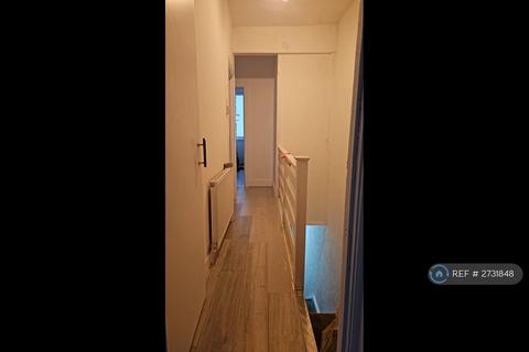 3 bedroom flat to rent, Green Street, London, E7