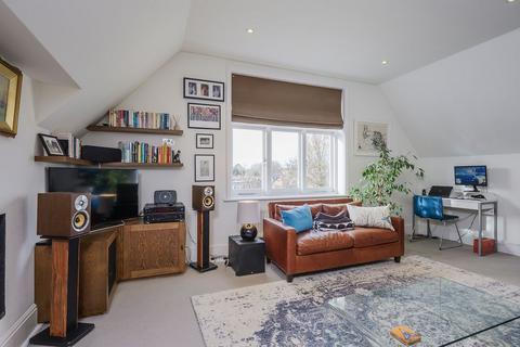 3 bedroom flat for sale, The Drive, London SW20