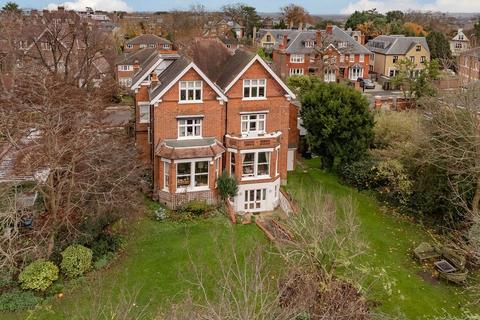 3 bedroom flat for sale, The Drive, London SW20