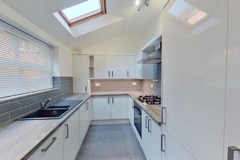 6 bedroom house to rent, Teversal Avenue, Nottingham NG7