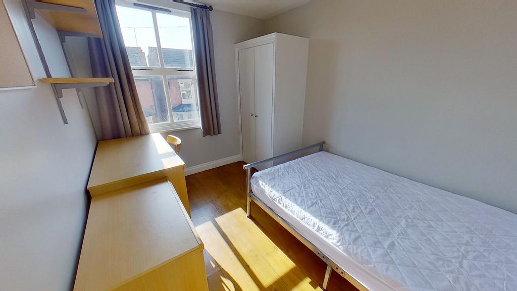 Bright, neatly presented single bedroom with a ...