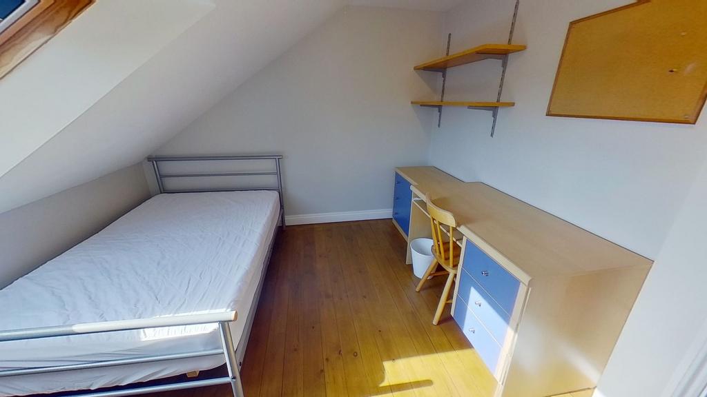Bright, neatly presented attic bedroom with a s...