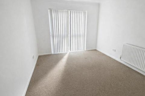 2 bedroom flat to rent, Fosse Way, West Byfleet, KT14 6BG