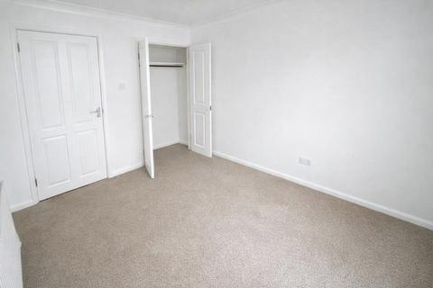 2 bedroom flat to rent, Fosse Way, West Byfleet, KT14 6BG