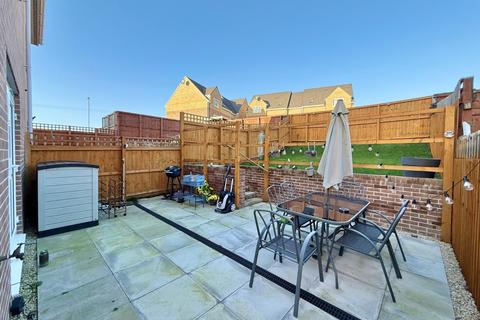 3 bedroom semi-detached house for sale, Yarn Crescent, Wakefield, WF2
