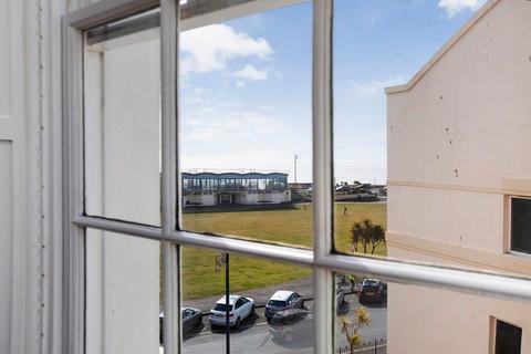 2 bedroom flat for sale, Portland House, Den Crescent, TQ14