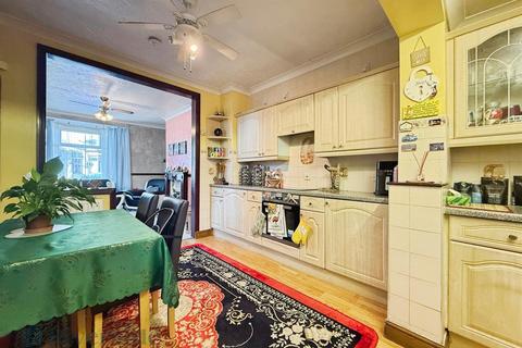 2 bedroom end of terrace house for sale, Montrose Street, Hull HU8