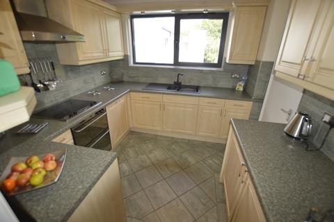 2 bedroom flat to rent, Wykeham Lodge, Chaddesley Glen