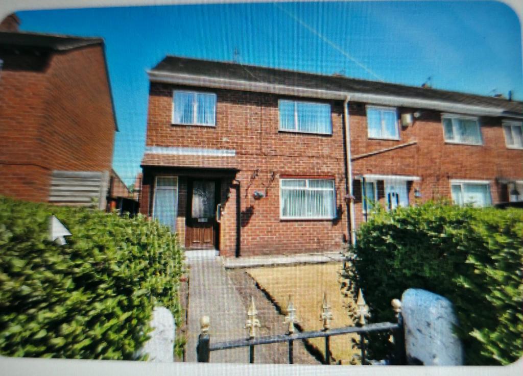 A well presented three bedroom end  of terrace pr