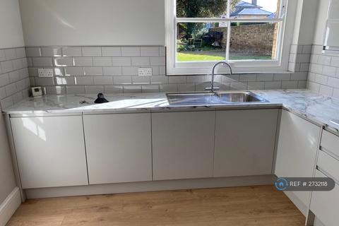 2 bedroom flat to rent, Shooters Hill Road, London, SE3