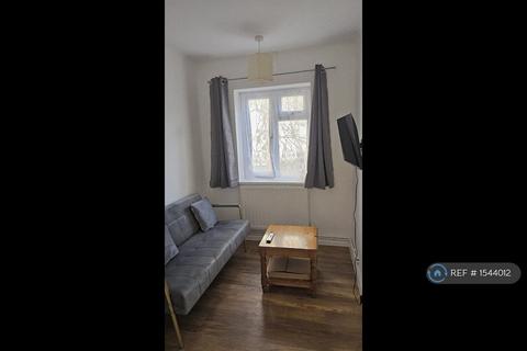 1 bedroom in a flat share to rent, Western Court, London, W3