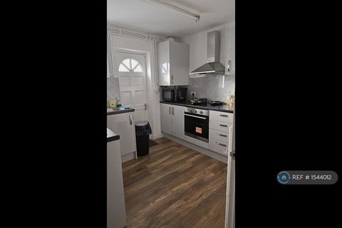 1 bedroom in a flat share to rent, Western Court, London, W3