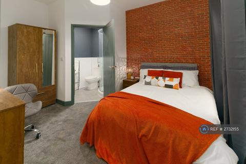 1 bedroom in a house share to rent, Sefton Road, Swinton, Manchester, M27