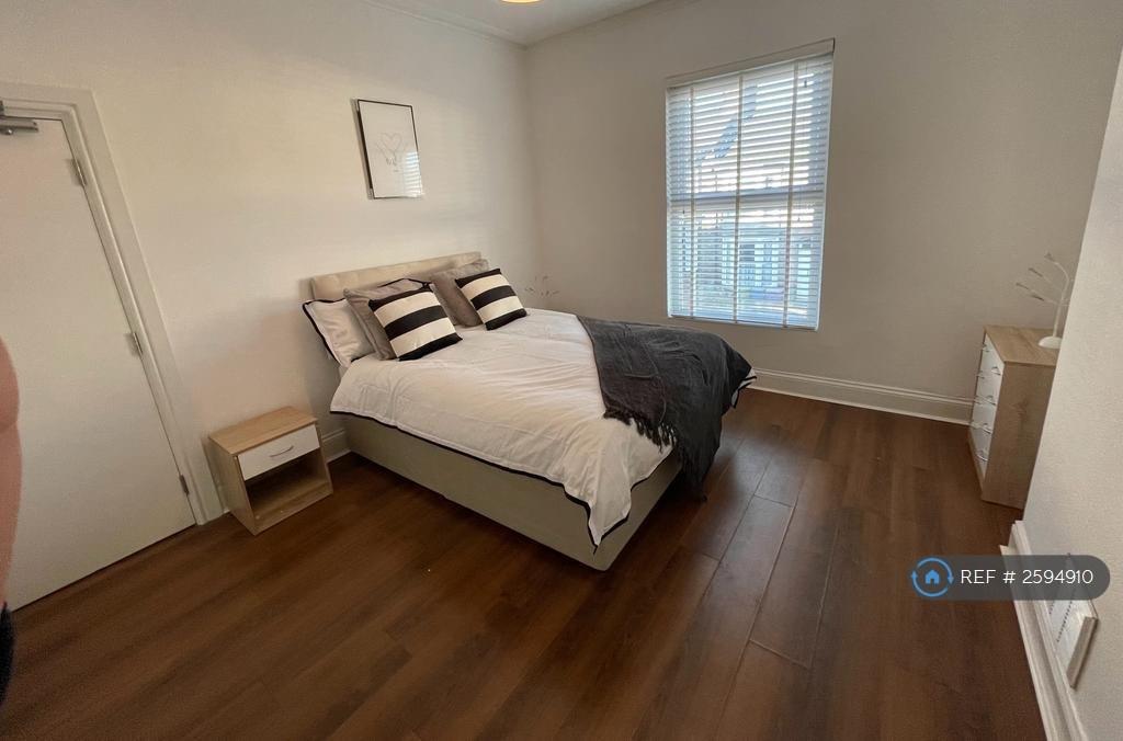 1st Floor Large Bedroom