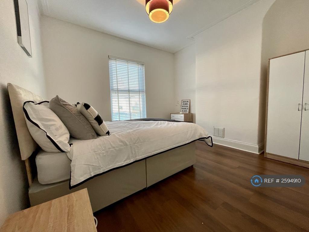 Large Bedroom 4