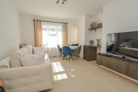 2 bedroom apartment for sale, Boleyn Gardens, Brentwood