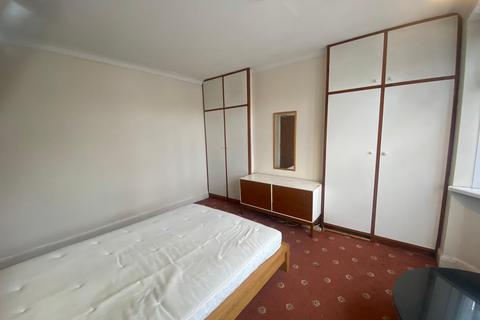 1 bedroom in a house share to rent, Clifden Road, Brentford TW8