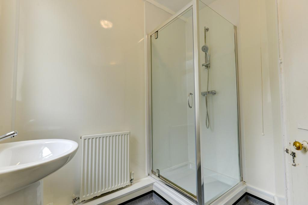 Bright, well-maintained bathroom featuring a mo...
