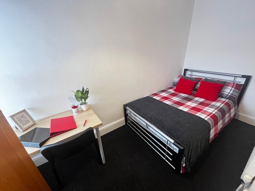 Neat, well-presented single bedroom with a mode...