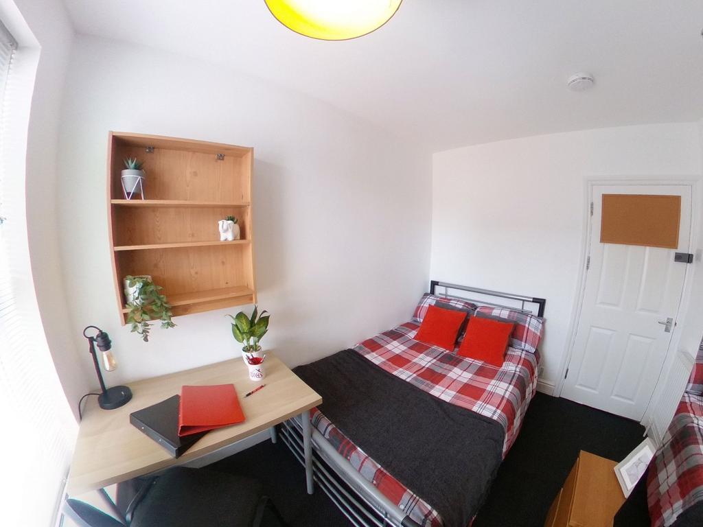 Bright, neatly presented double bedroom with pa...