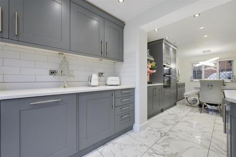 3 bedroom detached house for sale, Thurnham Way, Tadworth