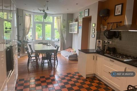 1 bedroom in a house share to rent, Palmerston Crescent, London, N13