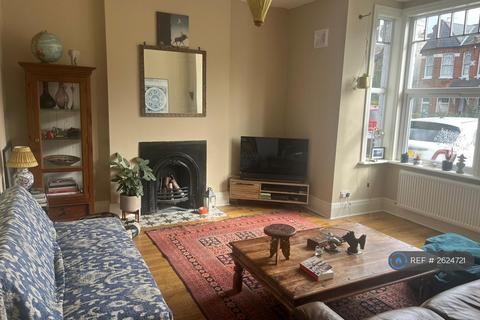 1 bedroom in a house share to rent, Palmerston Crescent, London, N13