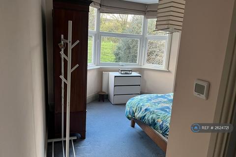 1 bedroom in a house share to rent, Palmerston Crescent, London, N13