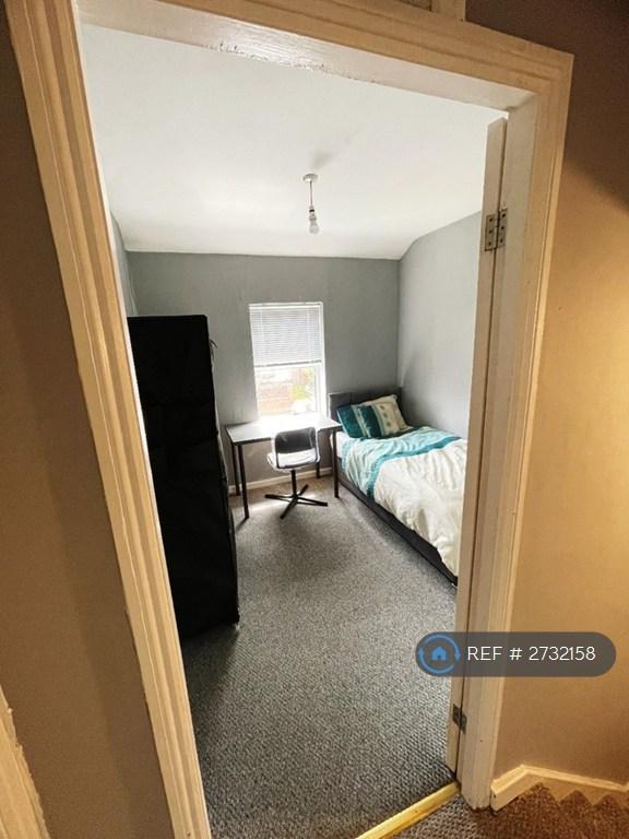 Single Room £350 Can Do £300 Now