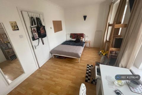 2 bedroom flat to rent, Drummond Street, London, NW1