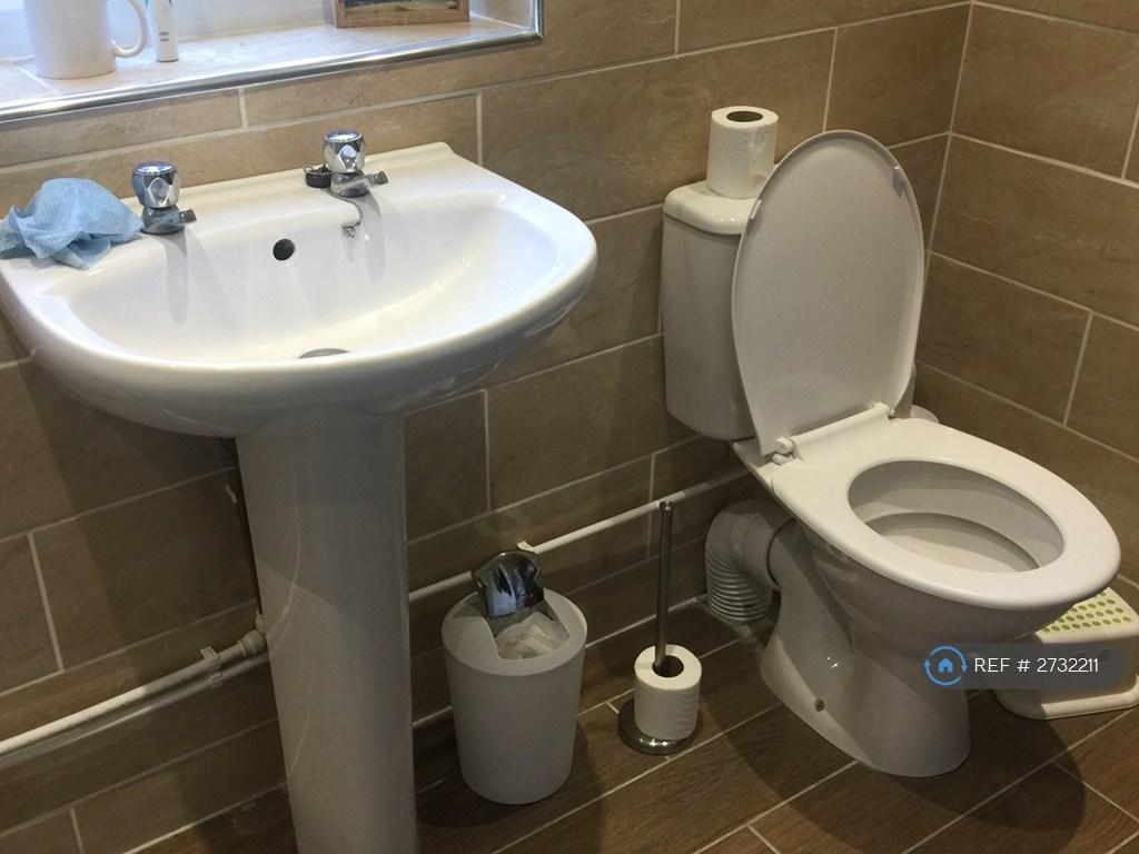 Spacious Bathroom