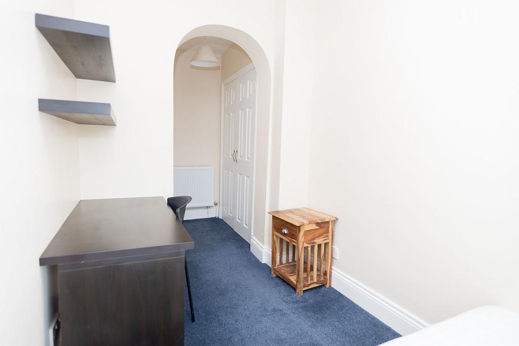 Bright, neatly presented single bedroom with a ...