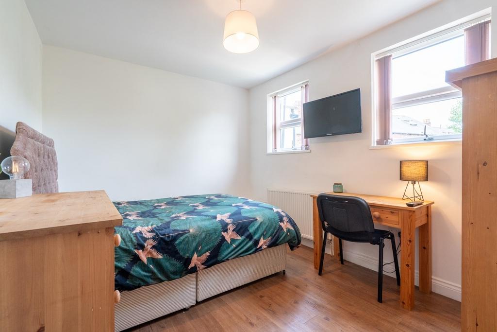 Bright and welcoming single bedroom featuring a...