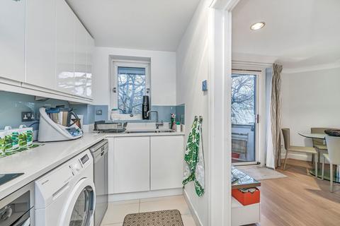 2 bedroom flat to rent, Inner Park Road, London SW19