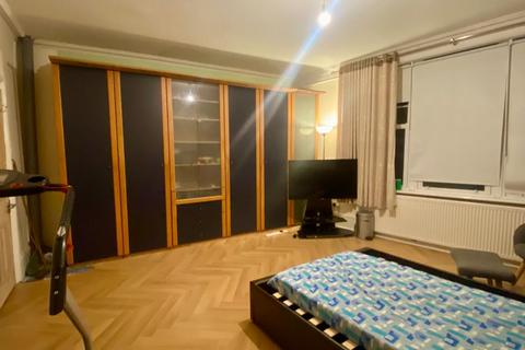1 bedroom in a house share to rent, London SW16