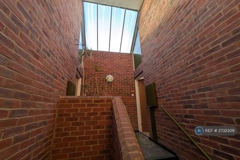 2 bedroom flat to rent, Carlisle Avenue, St. Albans, AL3