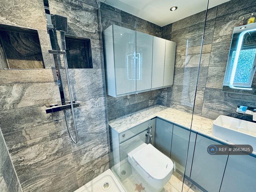 Ensuite Toilet (1.8m x 2.15m)