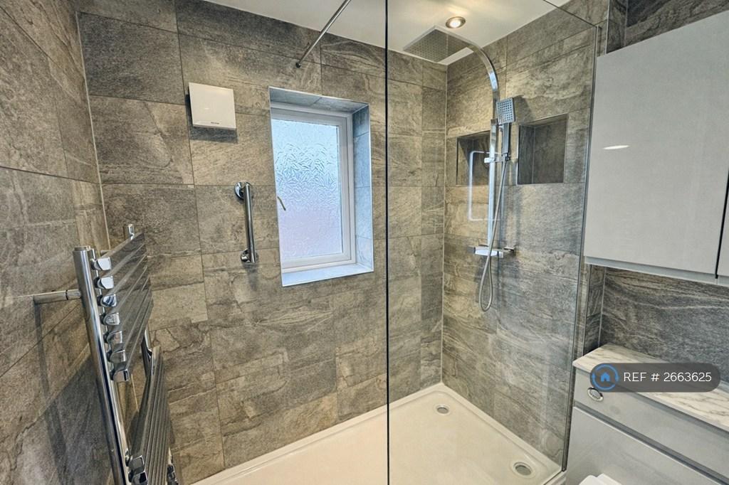 Ensuite Shower (1.8m x 2.15m)