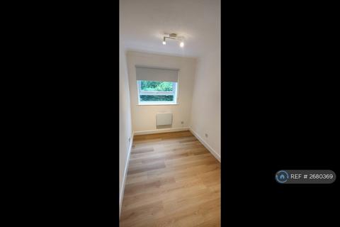 2 bedroom flat to rent, Addlestone Park, Addlestone, KT15