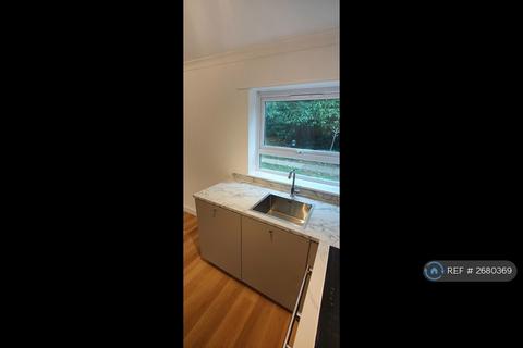2 bedroom flat to rent, Addlestone Park, Addlestone, KT15