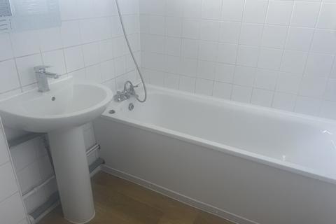 2 bedroom flat to rent, Highwood Lane, Loughton, IG10 3LY