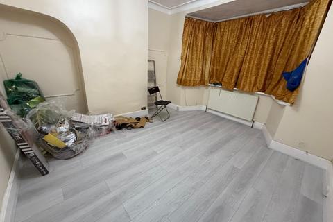 4 bedroom terraced house to rent, Brendon Road, Dagenham RM8