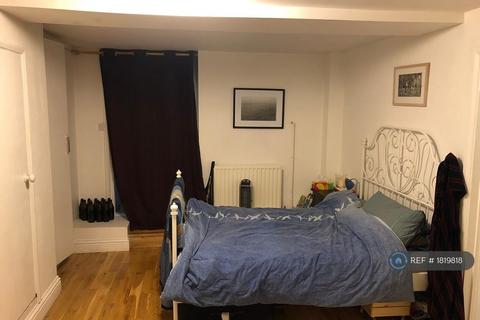 Studio to rent, Hackney, London, E5