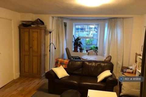 Studio to rent, Hackney, London, E5