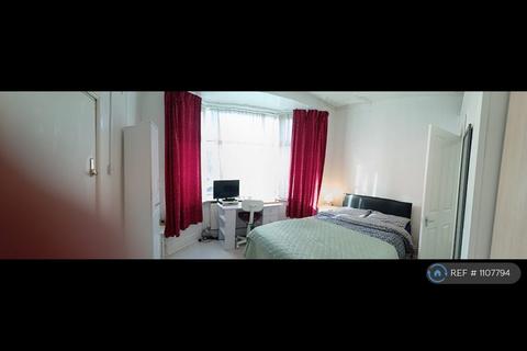 1 bedroom in a house share to rent, Ingleton Avenue, Manchester, M8