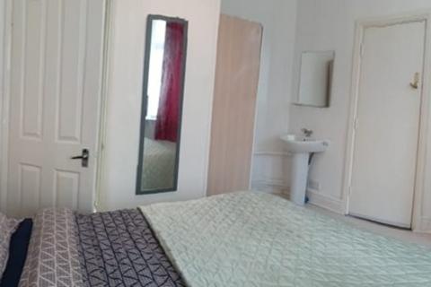 1 bedroom in a house share to rent, Ingleton Avenue, Manchester, M8