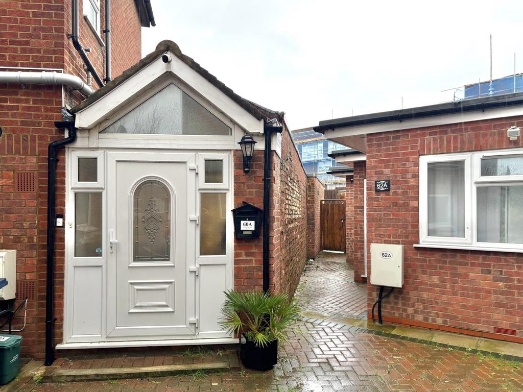 Attractive shared-entry courtyard with a shelte...