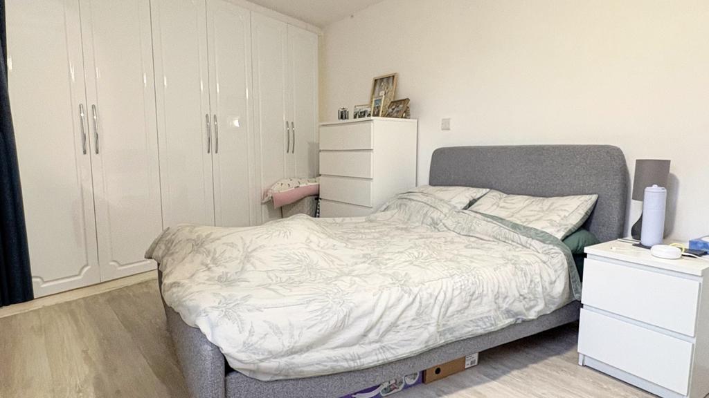 Bright, neatly presented double bedroom with bu...