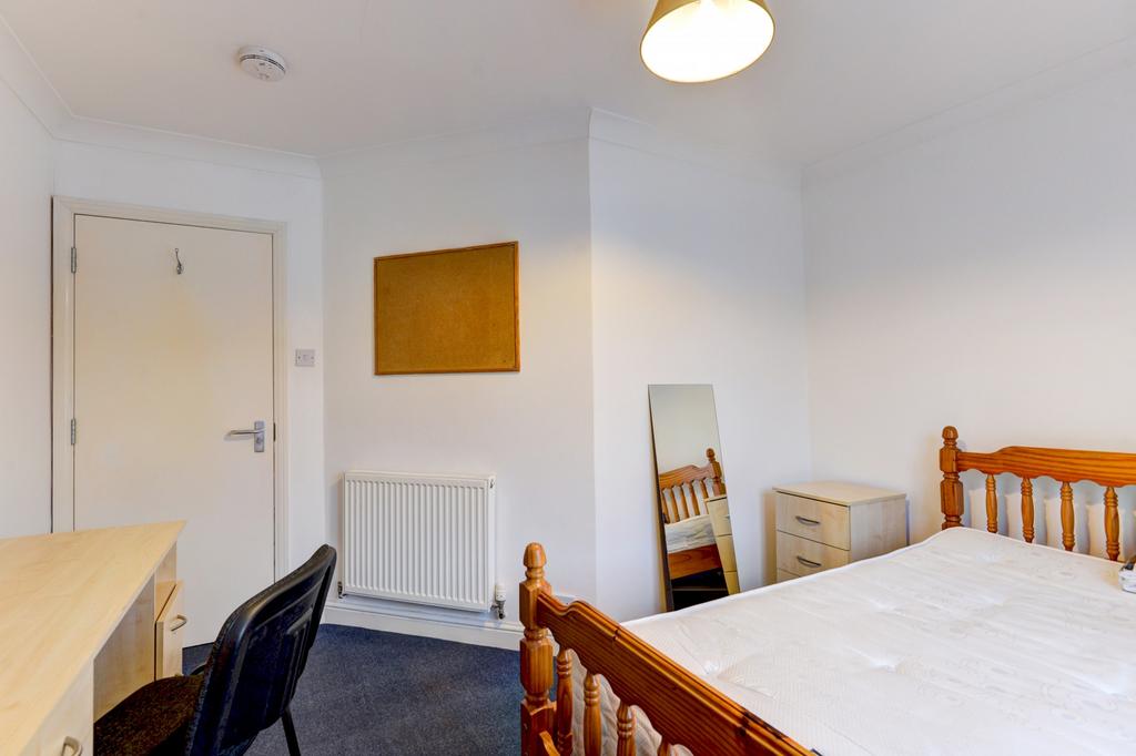 Bright, tidy single bedroom with a wooden bedfr...